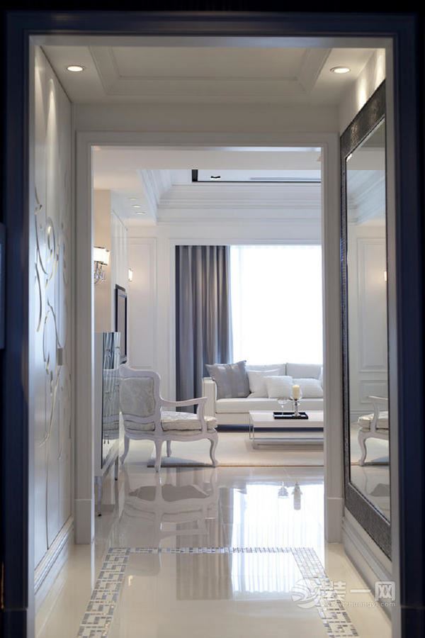 拼花的大理石地砖在厅堂地面做出造型,给单调的地面增色不少.